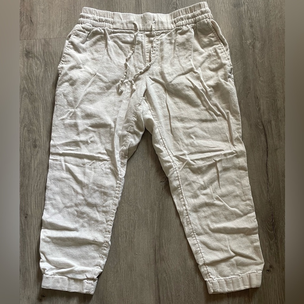 White Old Navy Capri Pants